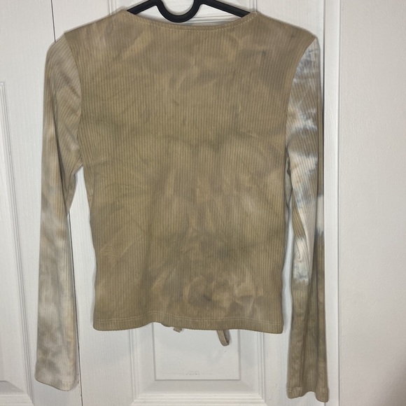 Long sleeved v-neck shirt. - Picture 2 of 3